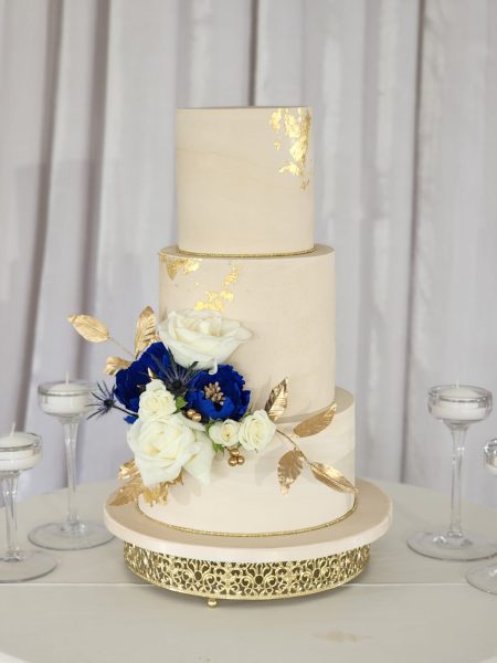 Ivory wedding cake with sugarflowers